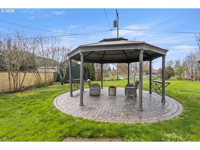 824 W NEBO St, Roseburg, OR 97471