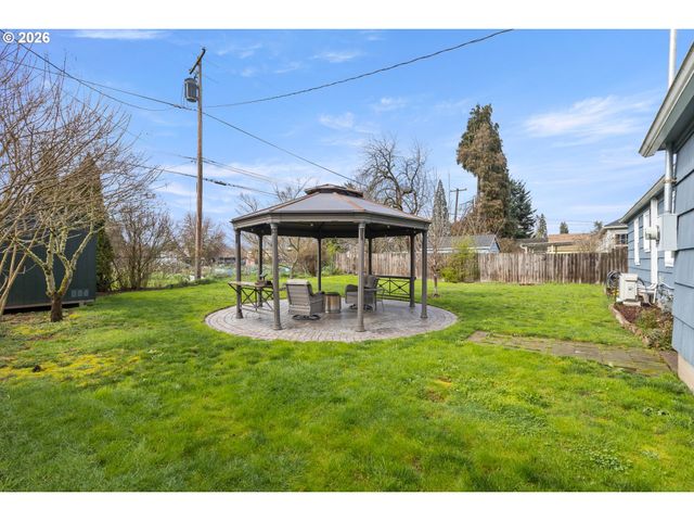 824 W NEBO St, Roseburg, OR 97471
