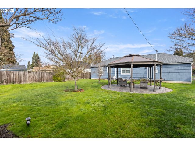824 W NEBO St, Roseburg, OR 97471