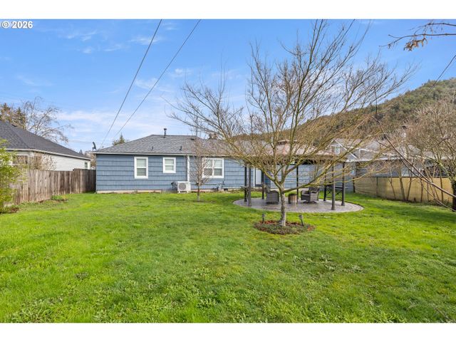 824 W NEBO St, Roseburg, OR 97471