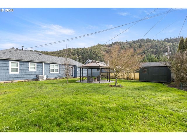 824 W NEBO St, Roseburg, OR 97471