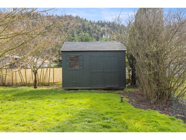 824 W NEBO St, Roseburg, OR 97471