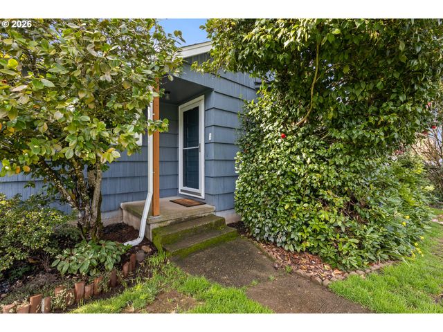 824 W NEBO St, Roseburg, OR 97471