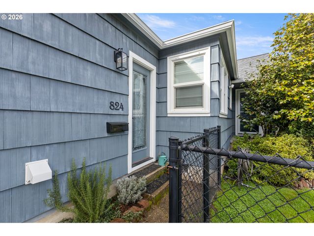 824 W NEBO St, Roseburg, OR 97471