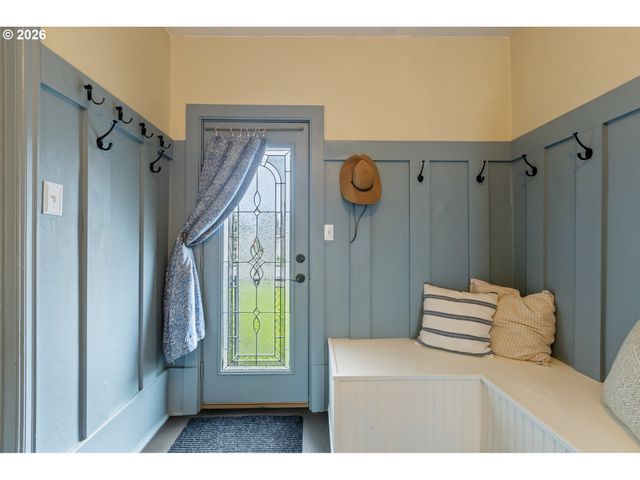 824 W NEBO St, Roseburg, OR 97471