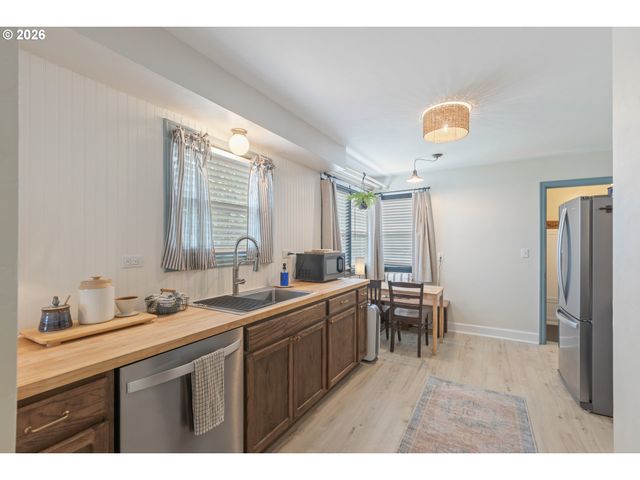 824 W NEBO St, Roseburg, OR 97471