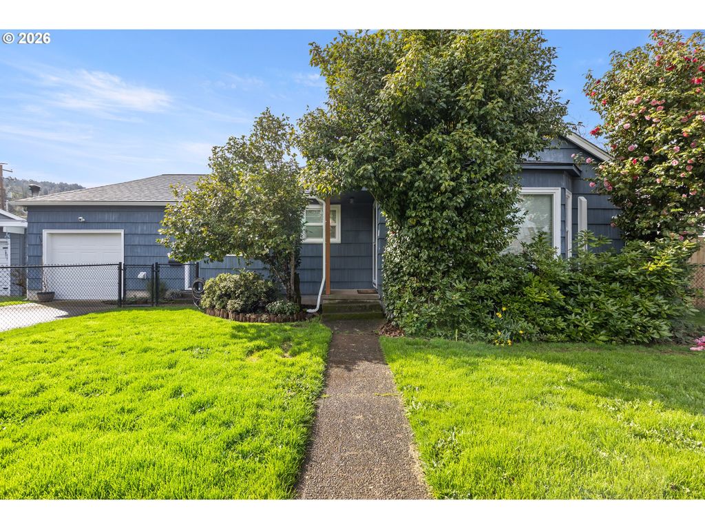 824 W NEBO St, Roseburg, OR 97471