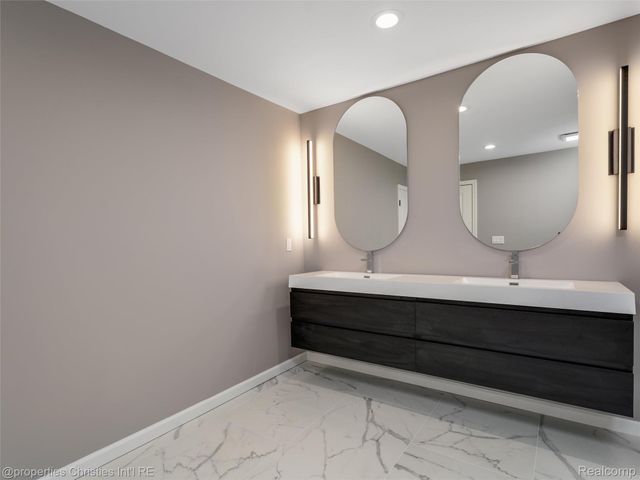 1257 Charrington Road, Bloomfield Hills, MI 48301