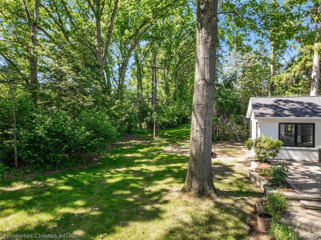 1257 Charrington Road, Bloomfield Hills, MI 48301