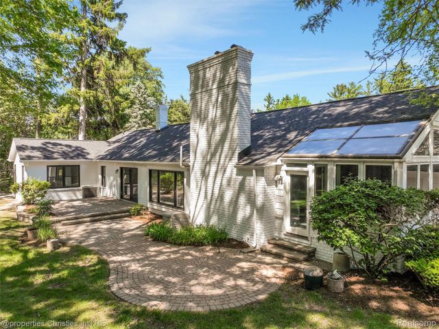 1257 Charrington Road, Bloomfield Hills, MI 48301