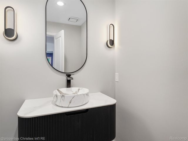 1257 Charrington Road, Bloomfield Hills, MI 48301