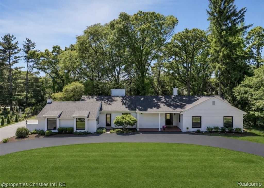 1257 Charrington Road, Bloomfield Hills, MI 48301