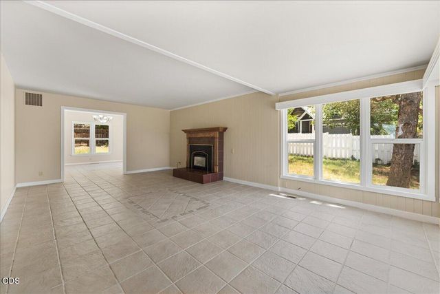 300 Sunrise Avenue, Medford, OR 97504