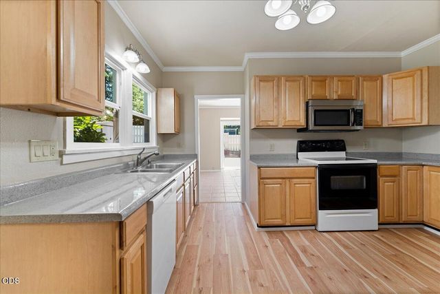 300 Sunrise Avenue, Medford, OR 97504