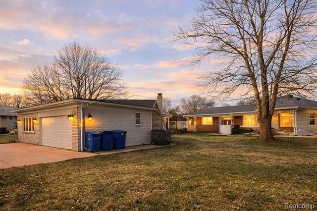 32607 Lancaster Drive, Warren, MI 48088