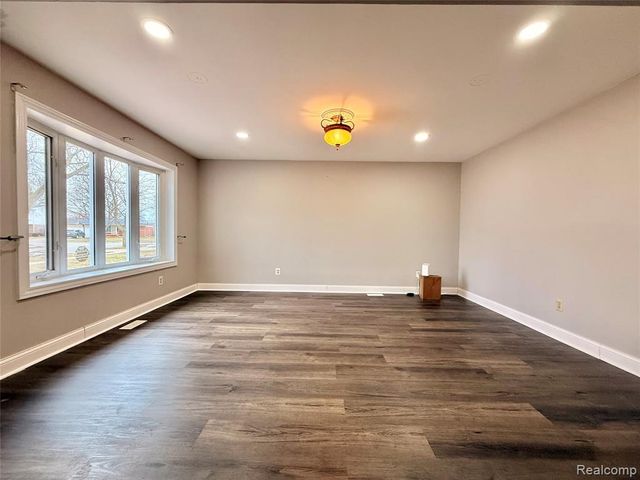 32607 Lancaster Drive, Warren, MI 48088