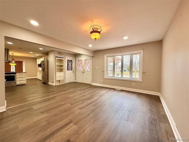 32607 Lancaster Drive, Warren, MI 48088