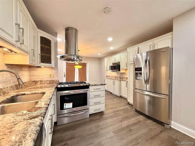 32607 Lancaster Drive, Warren, MI 48088