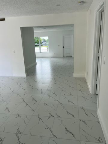 2747 Summit, West Palm Beach, FL 33406