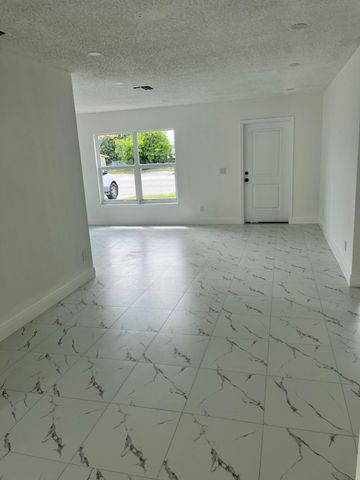 2747 Summit, West Palm Beach, FL 33406