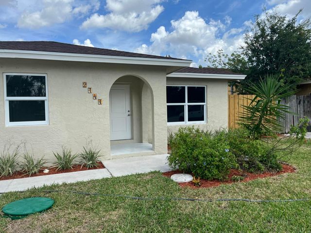 2747 Summit, West Palm Beach, FL 33406