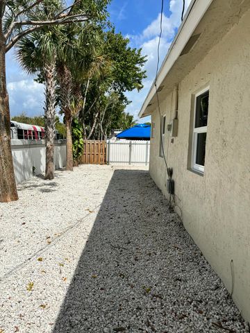 2747 Summit, West Palm Beach, FL 33406