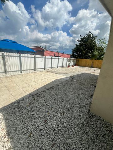 2747 Summit, West Palm Beach, FL 33406