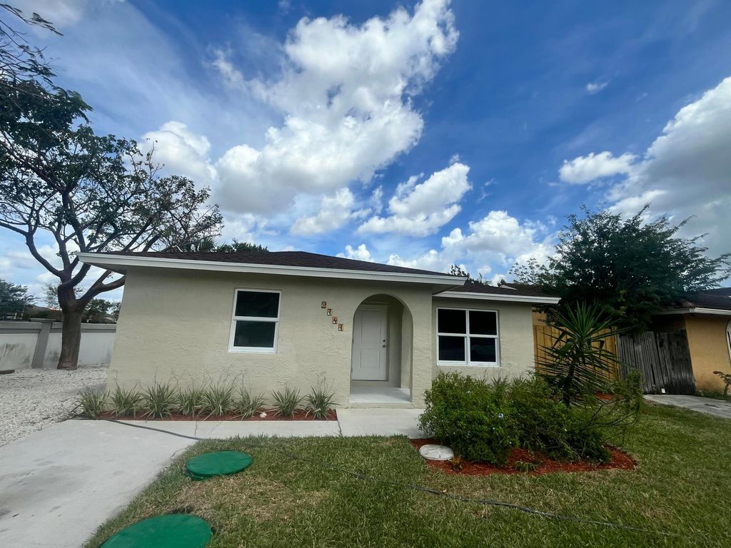 2747 Summit, West Palm Beach, FL 33406