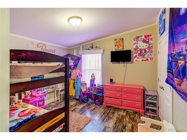 120 Juniper Cir, Log Lane Village, CO 80705