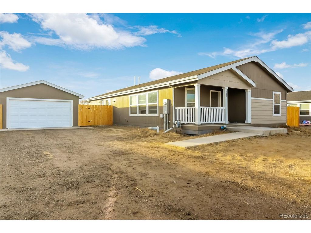 120 Juniper Cir, Log Lane Village, CO 80705
