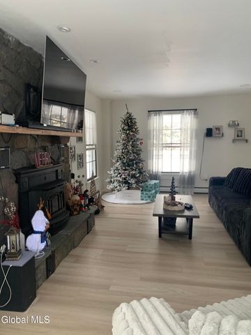 438 Dixon Rd, Queensbury, NY 12804