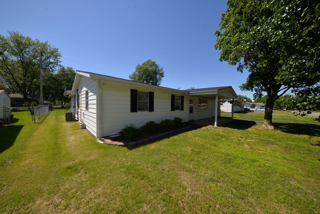 Image 2 of property listing at 8 E Crownview, Mt Vernon, IL 62864