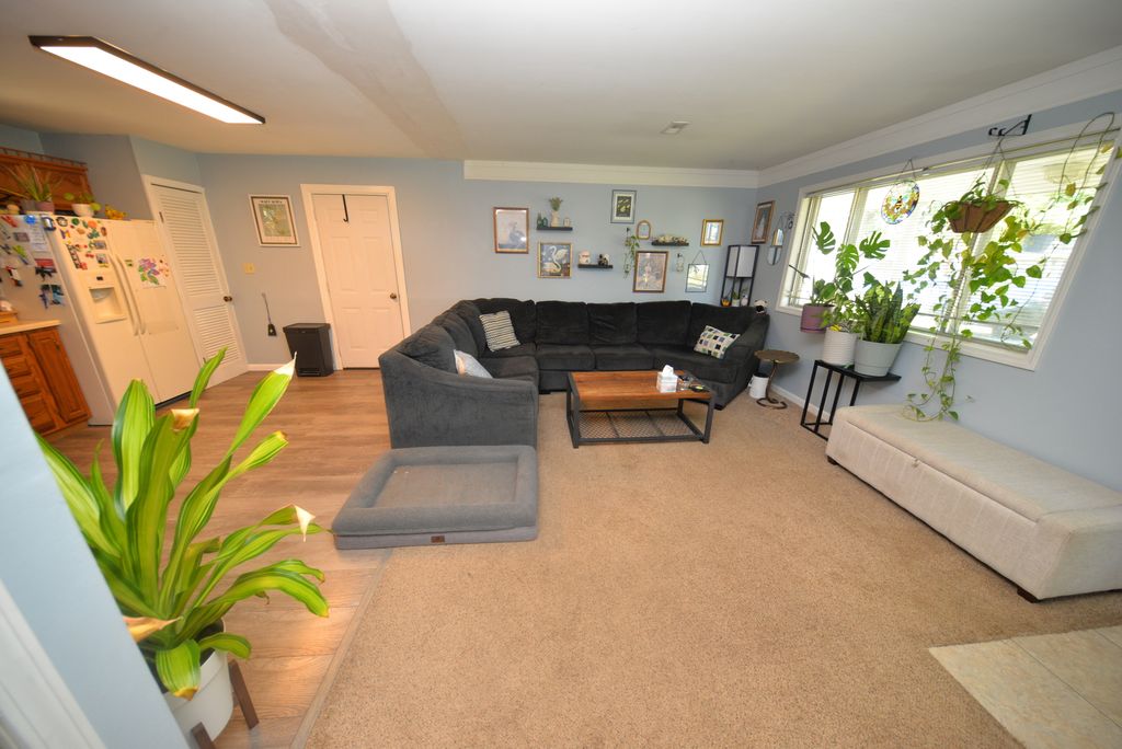 Image 11 of property listing at 8 E Crownview, Mt Vernon, IL 62864