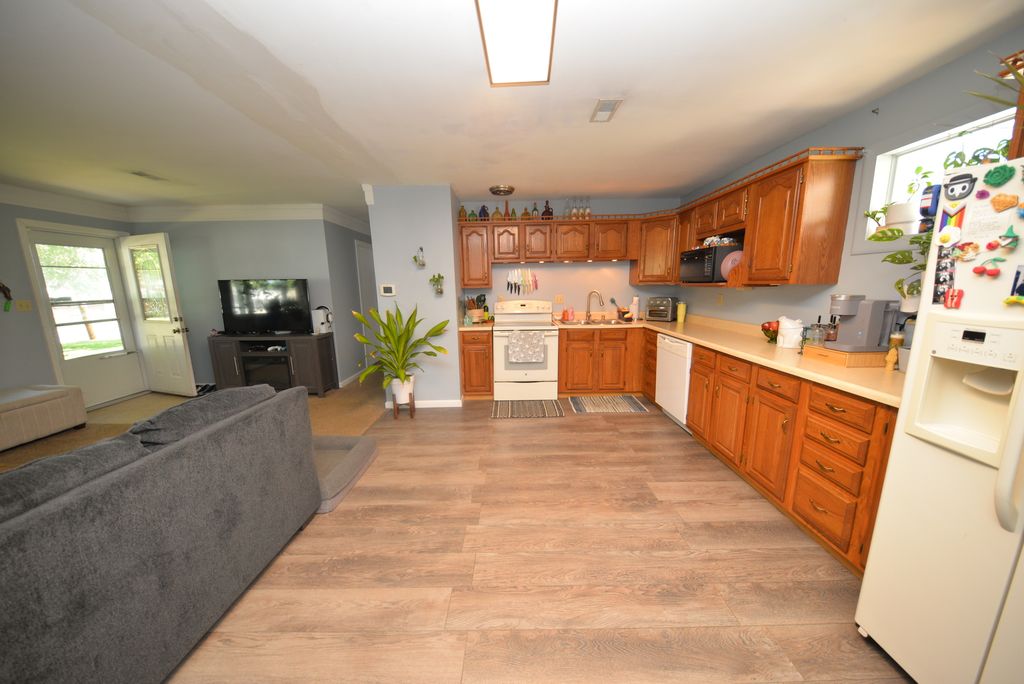 Image 14 of property listing at 8 E Crownview, Mt Vernon, IL 62864