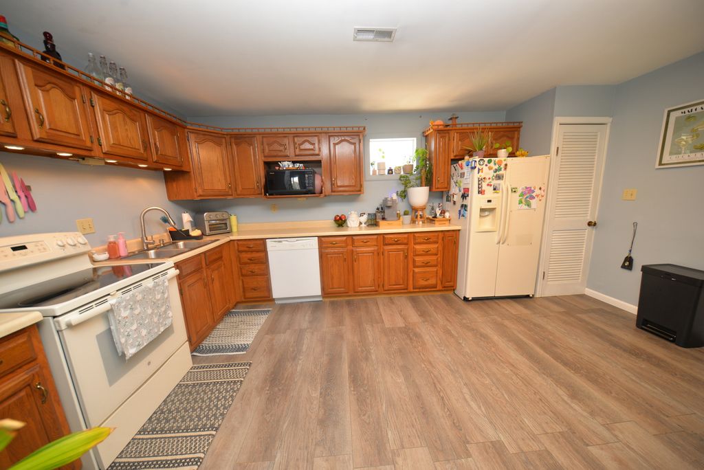 Image 15 of property listing at 8 E Crownview, Mt Vernon, IL 62864