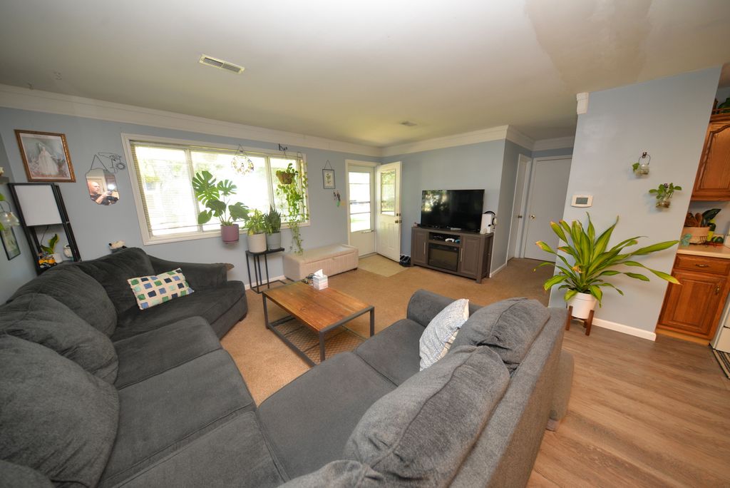 Image 16 of property listing at 8 E Crownview, Mt Vernon, IL 62864
