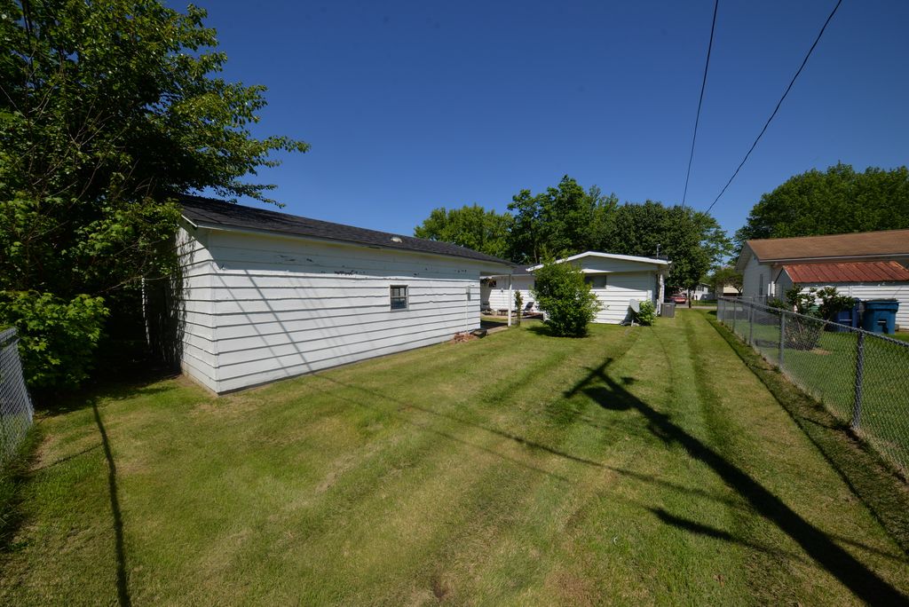 Image 3 of property listing at 8 E Crownview, Mt Vernon, IL 62864