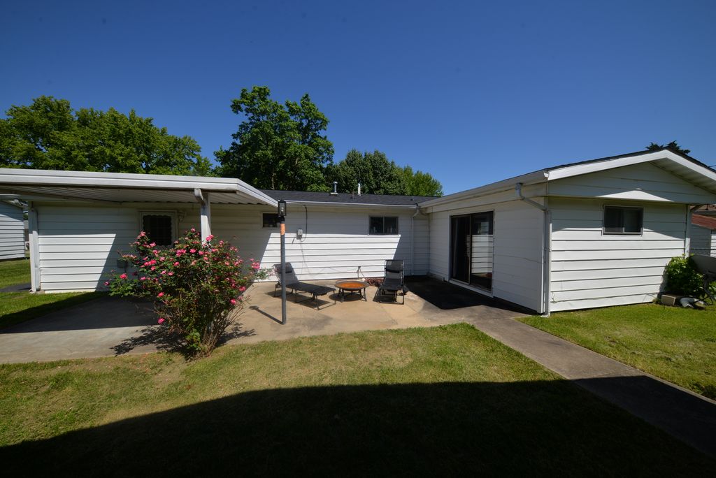Image 4 of property listing at 8 E Crownview, Mt Vernon, IL 62864
