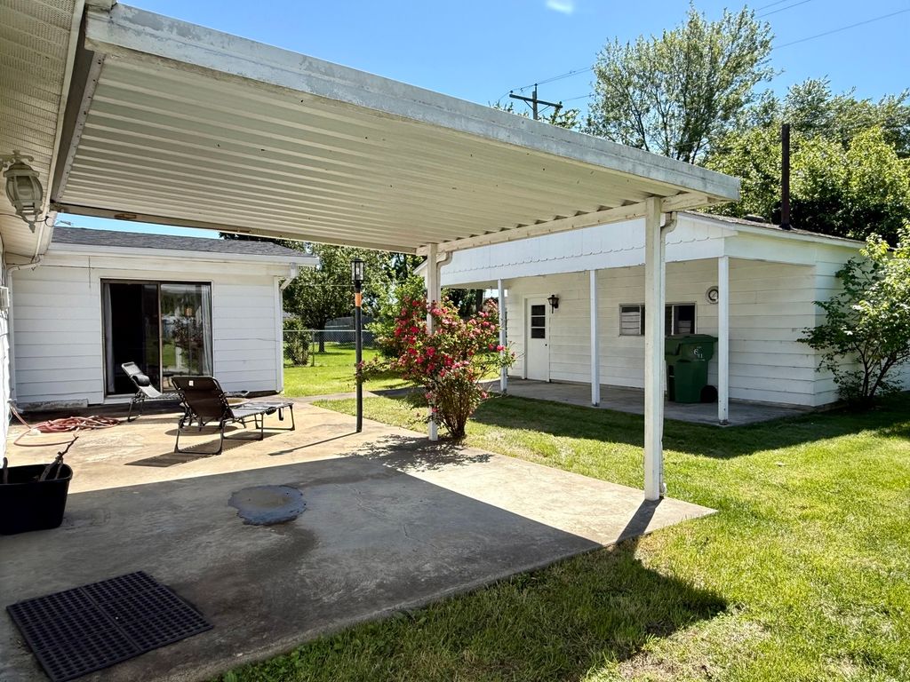 Image 5 of property listing at 8 E Crownview, Mt Vernon, IL 62864