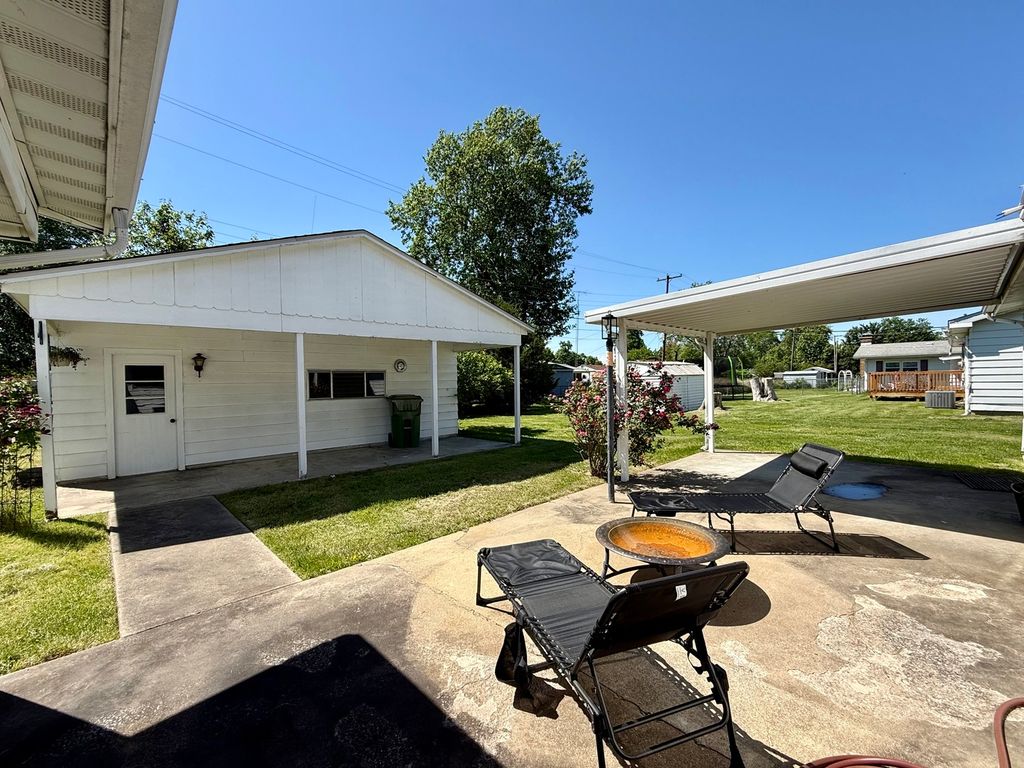 Image 6 of property listing at 8 E Crownview, Mt Vernon, IL 62864