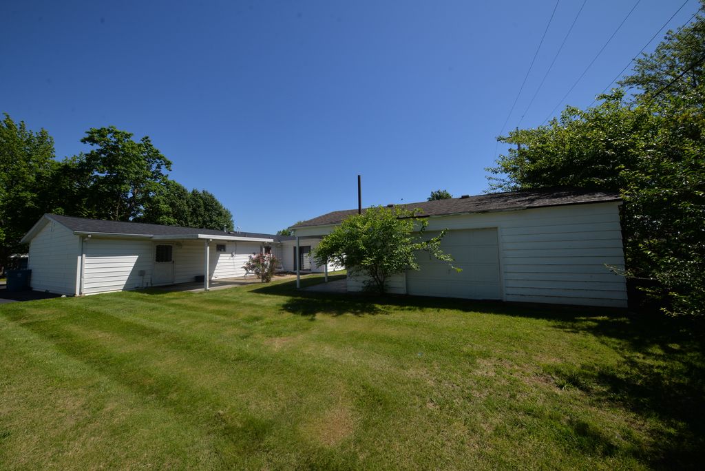 Image 7 of property listing at 8 E Crownview, Mt Vernon, IL 62864