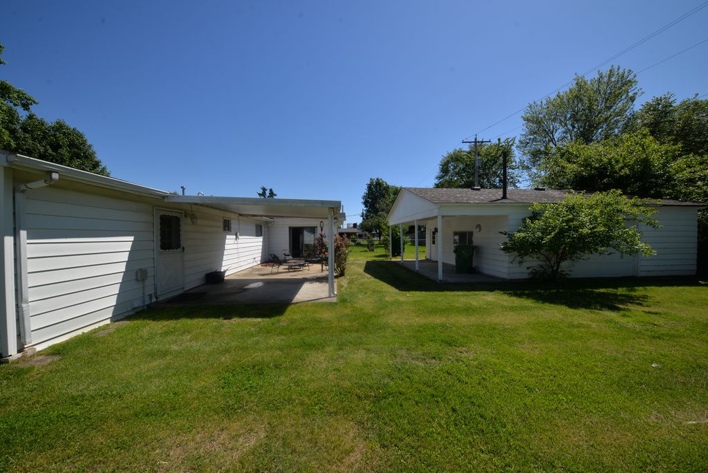Image 8 of property listing at 8 E Crownview, Mt Vernon, IL 62864