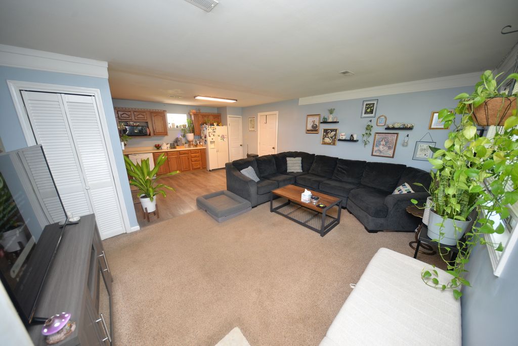Image 10 of property listing at 8 E Crownview, Mt Vernon, IL 62864