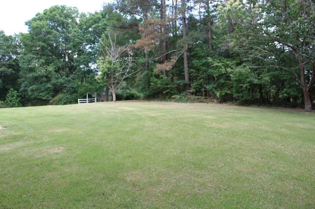 110 Towering Oaks Dr, Tennessee Ridge, TN 37178