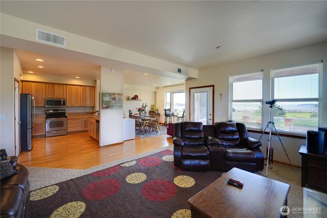 1850 SW Scenic Heights Street #B304, Oak Harbor, WA 98277