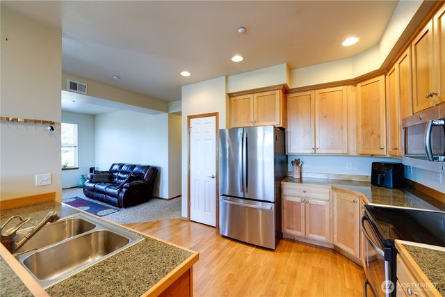 1850 SW Scenic Heights Street #B304, Oak Harbor, WA 98277