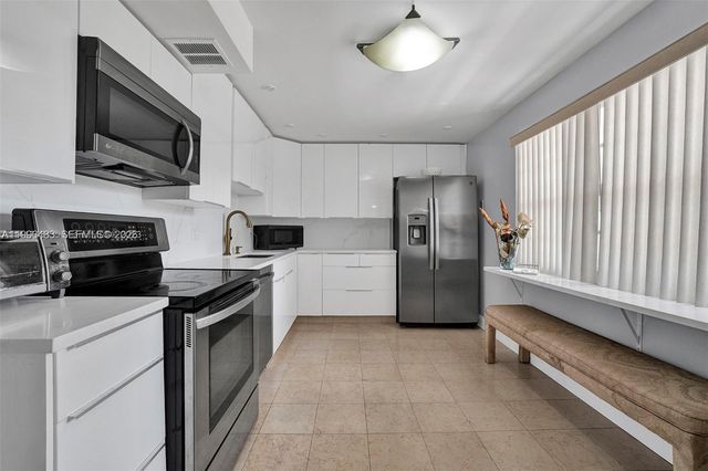 3970 Oaks Clubhouse Dr 302, Pompano Beach, FL 33069