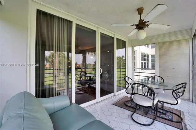 3970 Oaks Clubhouse Dr 302, Pompano Beach, FL 33069