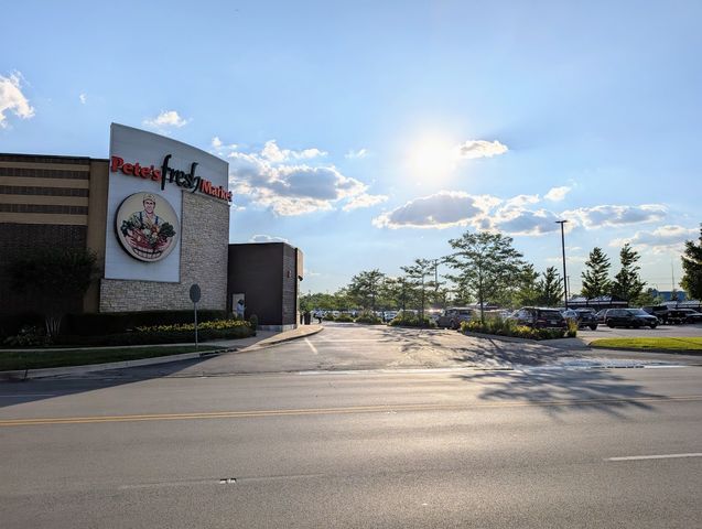 1S085 Summit Avenue, Oakbrook Terrace, IL 60181