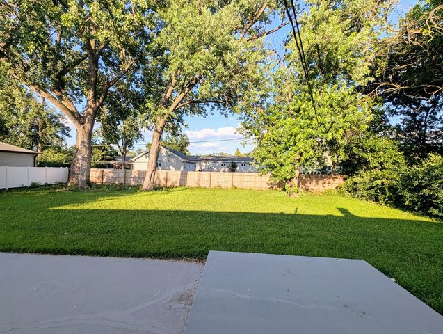 1S085 Summit Avenue, Oakbrook Terrace, IL 60181